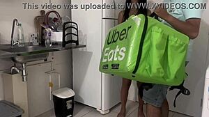 Entregador gets paid with deepthroat and tight pussy