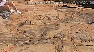 Uma Linda Novinha Observada Fazendo Sexo em Público nas Pedras da Praia e Atrapalhada por Terceiro Indivíduo