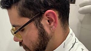 Esses caras peludos e maduros mijando e fazendo orgia d� muito tes�o