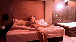 me encanta como te rebotan las tetas en el jacuzzi te me subiste y terminaste montada en mi verga gimiendo