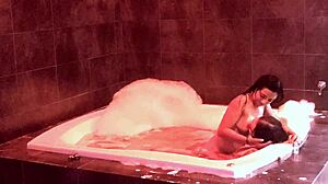 me encanta como te rebotan las tetas en el jacuzzi te me subiste y terminaste montada en mi verga gimiendo