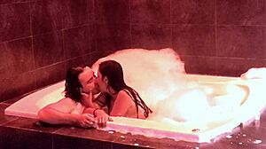 me encanta como te rebotan las tetas en el jacuzzi te me subiste y terminaste montada en mi verga gimiendo