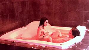 me encanta como te rebotan las tetas en el jacuzzi te me subiste y terminaste montada en mi verga gimiendo