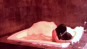 me encanta como te rebotan las tetas en el jacuzzi te me subiste y terminaste montada en mi verga gimiendo