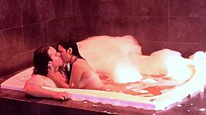 me encanta como te rebotan las tetas en el jacuzzi te me subiste y terminaste montada en mi verga gimiendo