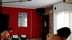 Joven Desconocido Disfruta De Una Buena Cojida De Mi Mujer Por Dinero