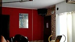 Joven Desconocido Disfruta De Una Buena Cojida De Mi Mujer Por Dinero