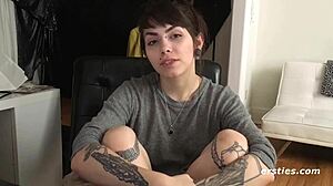 All natural Sloan works her hairy pussy with eager fingers