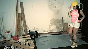 Sônia Kel Engineer Undresses In Striptease