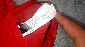 Me masturbé con lencería roja de mi amiga y me vine encima