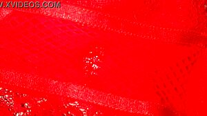 Me masturbé con lencería roja de mi amiga y me vine encima