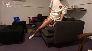 सौतेले भाई-बहन डिज्नी मूवी नाइट में चुपके से जंगली चुदाई