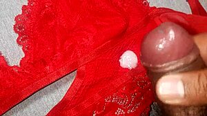 Me masturbé con lencería roja de mi amiga y me vine encima
