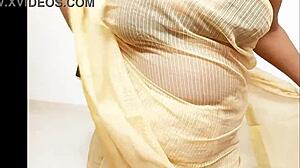 Look at this sexy Indian aunt in her traditional saree!