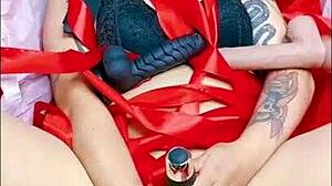 dulce zorra in box masturbates with thick black dildo