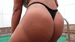 Safada loves fucking with friends in wild group action