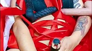 dulce zorra in box masturbates with thick black dildo