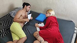 Meu Namorado Tarado Faz Eu e Meu Amigo Gay Chupar Ele