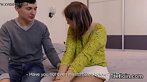 Cute teen spreads her cunt and loses her virginity.