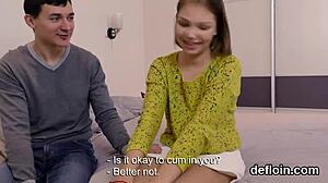 Cute teen spreads her cunt and loses her virginity.