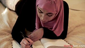 सेक्सी हिजाब में स्टीपडॉटर, मेरा हार्ड व्हाइट कॉक राइड करती है - एला नॉक्स