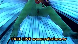 I watch the milf with big breasts in the solarium