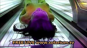 I watch the milf with big breasts in the solarium