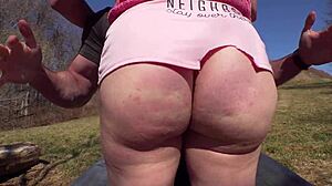 look at that fat white ass jiggling slowly.