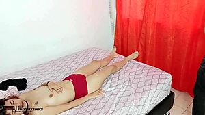 Mi cachondo hermanastro se cuela en mi habitacion y me folla. Skinny girl with big ass gets creampied in doggystyle.