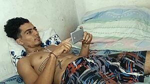 sexo casero - llego al cuarto de mi hermanastro y me siento al lado de el para intentar seducirlo al final me deja tocarle su polla rica y dura - sub espanol