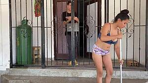 mi hermanastra vestida sexy, le ayudo con una follada dura.