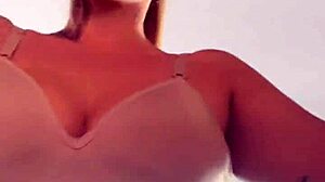 eu na academia fazendo cardio tirei a camiseta e fiquei de sutia tesao grande bucetinha molhadinha