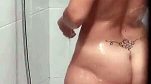 Donna lascia la finestra aperta mentre fa la doccia la filmo di nascosto