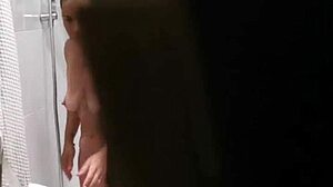 Donna lascia la finestra aperta mentre fa la doccia la filmo di nascosto