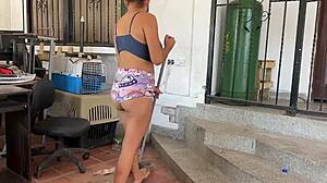 mi hermanastra vestida sexy, le ayudo con una follada dura.