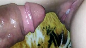 De madrugada comi a novinha da bucetinha apertada gozando gostoso dentro