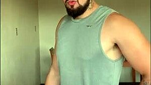 Patroa Puta Atiçou O Encanador Até Ele Foder Sua Buceta E Encher Seu Rosto De Leite