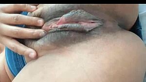 sexy morena se masturba su vagina peluda