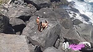 Amadores transando em uma praia pública sexo gay ao ar livre no rio de janeiro brasil