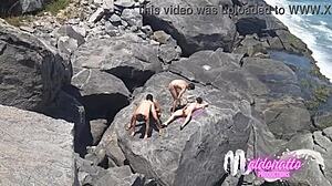 Amadores transando em uma praia pública sexo gay ao ar livre no rio de janeiro brasil