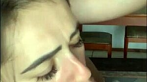 Patroa Puta Atiçou O Encanador Até Ele Foder Sua Buceta E Encher Seu Rosto De Leite