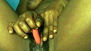 देखो डिल्डो से टाइट गांड चूत पेलती हूँ