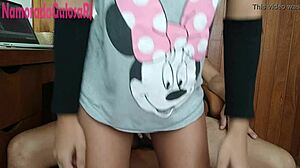 novinha foi pega assistindo porn� e quase n�o aguentou o pauz�o