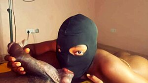 मैंडिंगो का विशाल लंड पतली हसीना ने गीला कर गहराई से चूसा