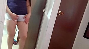contrate una milf latina que limpia el baño y cocina como profesional en nueva york