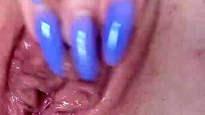 टाइट चूत के होंठ मसाज करते हुए इंपल्सिव कम तक