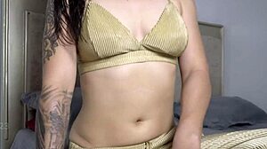 Lucyplay fingers her big clit on cam 😍