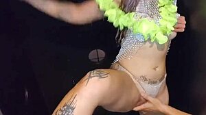 Dei meu pau pra argentina chupar no gloryhole completo no red 😏