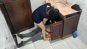 confiei na minha esposa para receber o encanador olha o absurdo que ela faz com ele