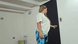 la mejor amiga de mi madrastra me seduce con sus enormes tetas